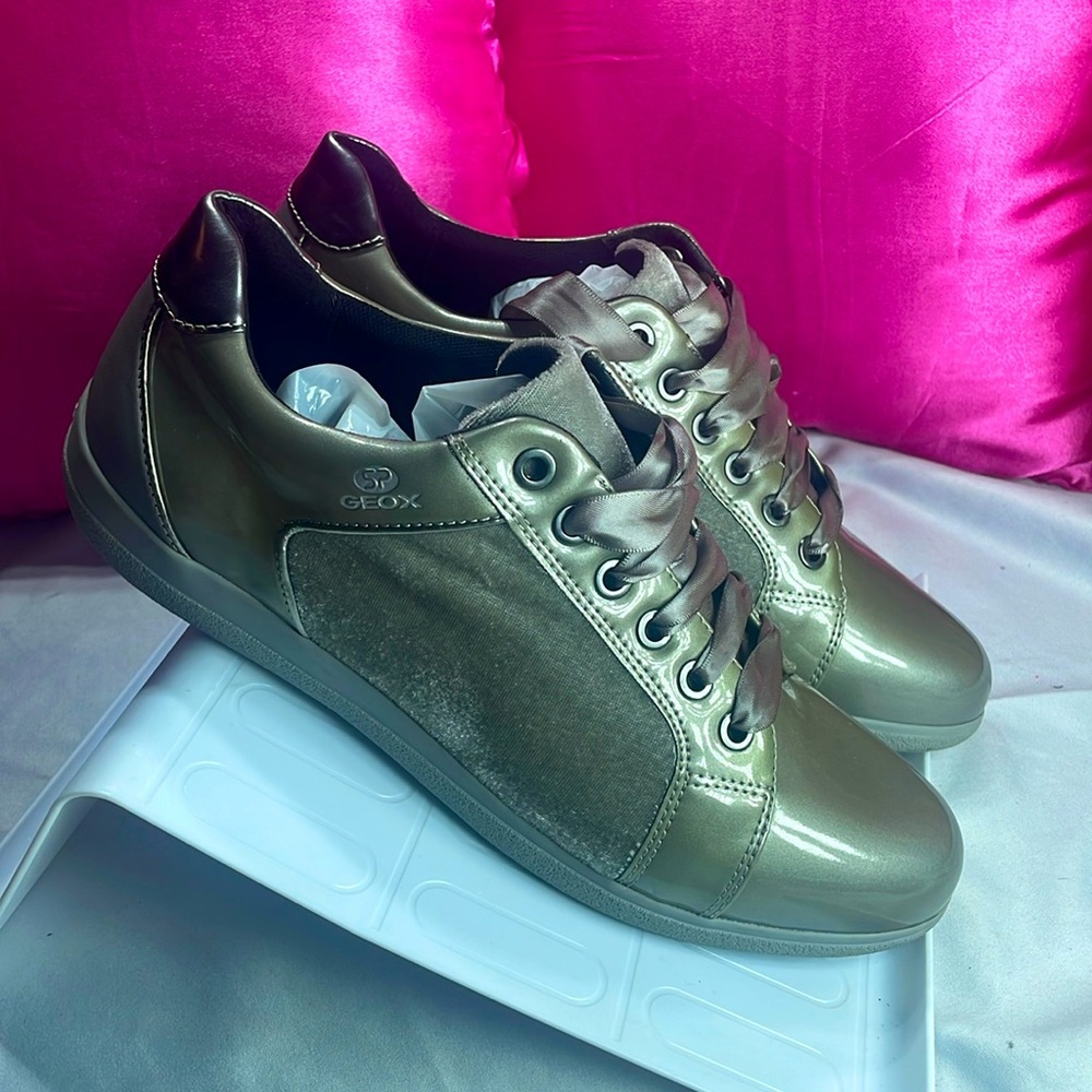 (A2) Geox Patent Velvet Lace
Women's Silver Fashion Comfort Sneakers Size 9 - Picture 1 of 11